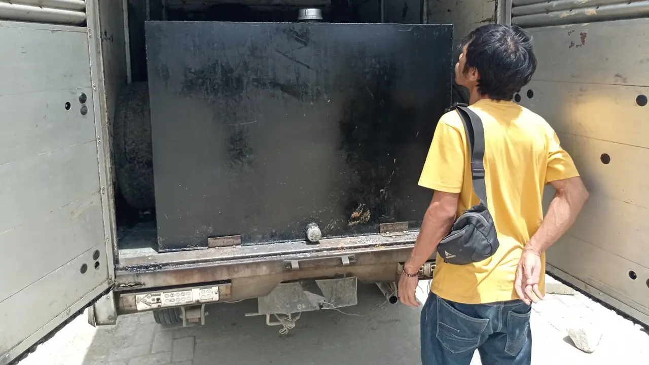 Polisi mengamankan empat unit mobil pengangkut BBM ilegal di Kota Kendari, biang kerok antrean di SPBU.(Liputan6.com/Ahmad Akbar Fua)