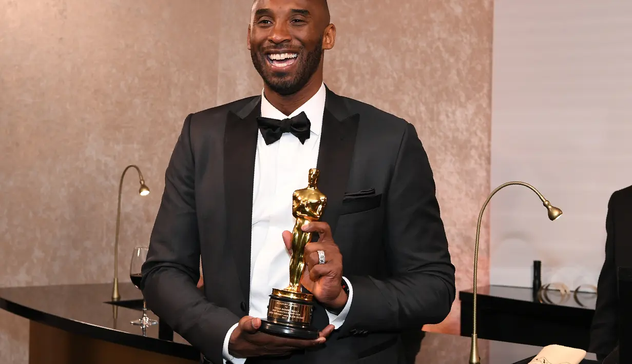 Bukan hanya Gary Oldman, Kobe Bryan pun pernah dituduh melakukan pelecehan seksual. (ANGELA WEISS / AFP)