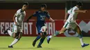 Striker Persib Bandung, Frets Butuan (tengah) berusaha melewati dua pemain Persebaya Surabaya dalam laga perempatfinal Piala Menpora 2021 di Stadion Maguwoharjo, Sleman, Minggu (11/4/2021). Persib menang 3-2 atas Persebaya. (Bola.com/M Iqbal Ichsan)