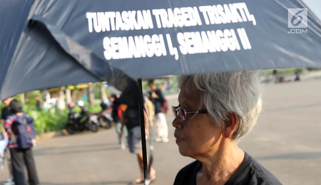 Sumarsih, ibu dari Benardinus Realino Norma Irawan mahasiswa Universitas Atma Jaya yang tewas saat Tragedi Semanggi I yang juga Presidium JSKK saat aksi Kamisan di depan Istana Negara, Jakarta, Kamis (14/2). (Liputan6.com/Helmi Fithriansyah)