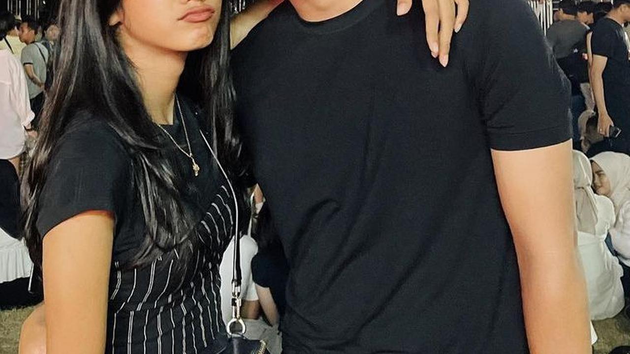 Soal hubungan asmara,  Vio tengah menjalin hubungan dengan aktor muda bernama Arie Nogroho.