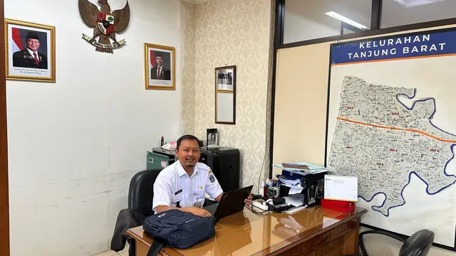 Lurah Tanjung Barat Rizky Wijaya