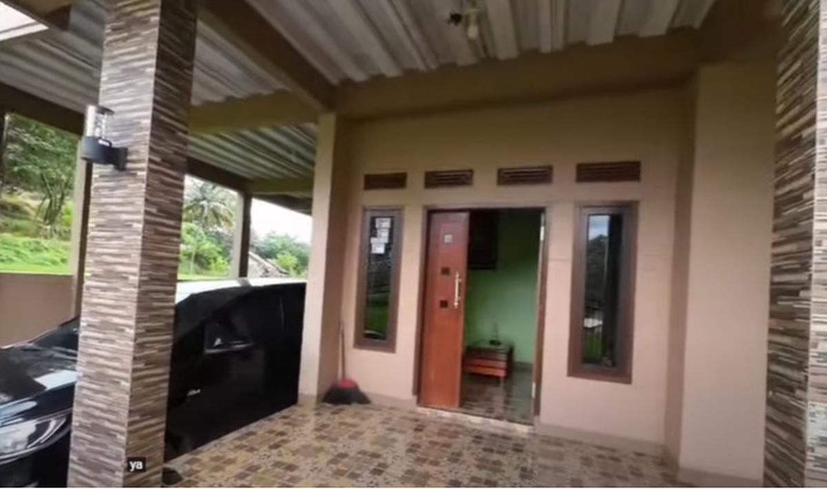 Adem dan Nyaman, Potret Rumah Pelawak Ohang di Pinggir Sawah di Dalamnya Banyak Lukisan Mewah