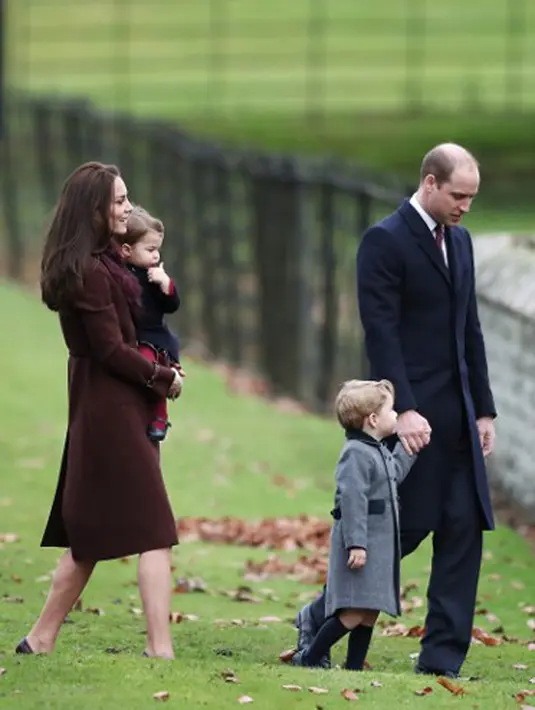 Di sisi lain, Ratu Inggris Elizabeth tidak terlihat bersama Pangeran William dan Kate. Kabarnya ia lebih memilih merayakan Natal di Sandringham, yang jaraknya tidak jauh dari Buckebury. (AFP/Bintang.com)