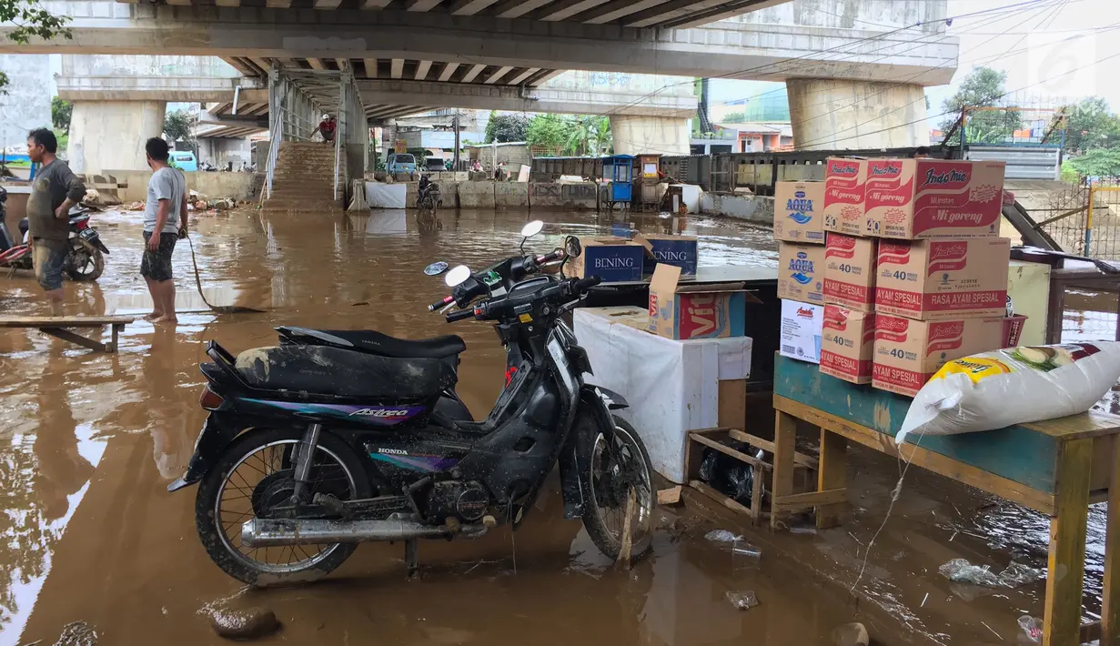 Kondisi di kolong Flyover Rawajati, Jakarta, Selasa (6/2). Lumpur cokelat telihat masih menggenangi kawasan tersebut. (Liputan6.com/Immanuel Antonius)