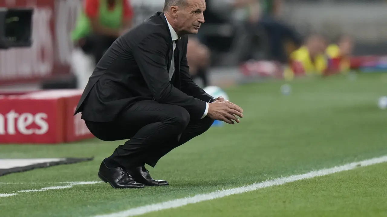 Ekspresi Massimiliano Allegri saat menyaksikan AC Milan menjamu Cremonese di pekan pertama Serie A 2025/2026 di San Siro, Minggu (24/08/2025). (AP Photo/Luca Bruno).