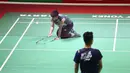<p>Tunggal putra Malaysia, Leong Jun Hao terjatuh usai gagal mengembalikan bola dari lawannya, wakil Indonesia, Anthony Sinisuka Ginting pada babak 16 besar Indonesia Masters 2024 di Istora Senayan Jakarta, Indonesia, Kamis (25/1/2024). Leong Jun Hao kalah dua gim langsung dengan skor 15-21, 17-21. (Bola.com/M Iqbal Ichsan)</p>