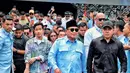 Gaya khas Prabowo lainnya adalah mengenakan kemeja lengan panjang dengan beberapa kantong di bagian depan berwarna polos. [Foto: Instagram/gibran_rakabuming]