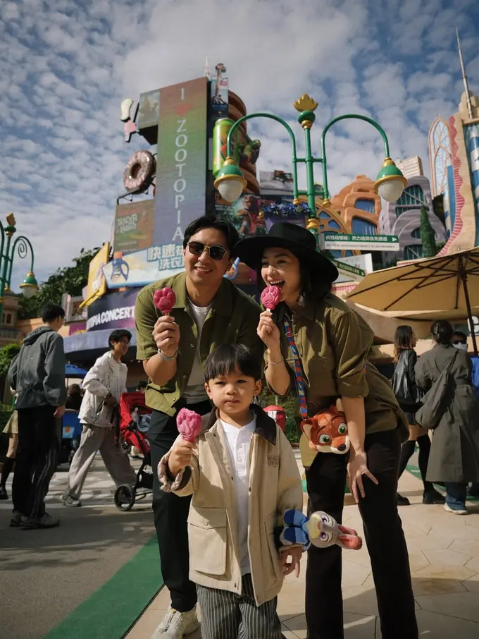 Bentuk Core Memory Anak, Nikita Willy dan Indra Priawan Kompak Ajak Anak Berpetualang di Zootopia dengan Busana Earth Tone