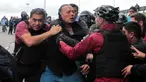 Menteri Keamanan Provinsi Buenos Aires Sergio Berni (tengah) diselamatkan dari protes di Buenos Aires, Argentina, Senin (3/4/2023). Berni dihajar sekelompok sopir bus yang tengah berdemo. (Andres Pelozo/AFP)