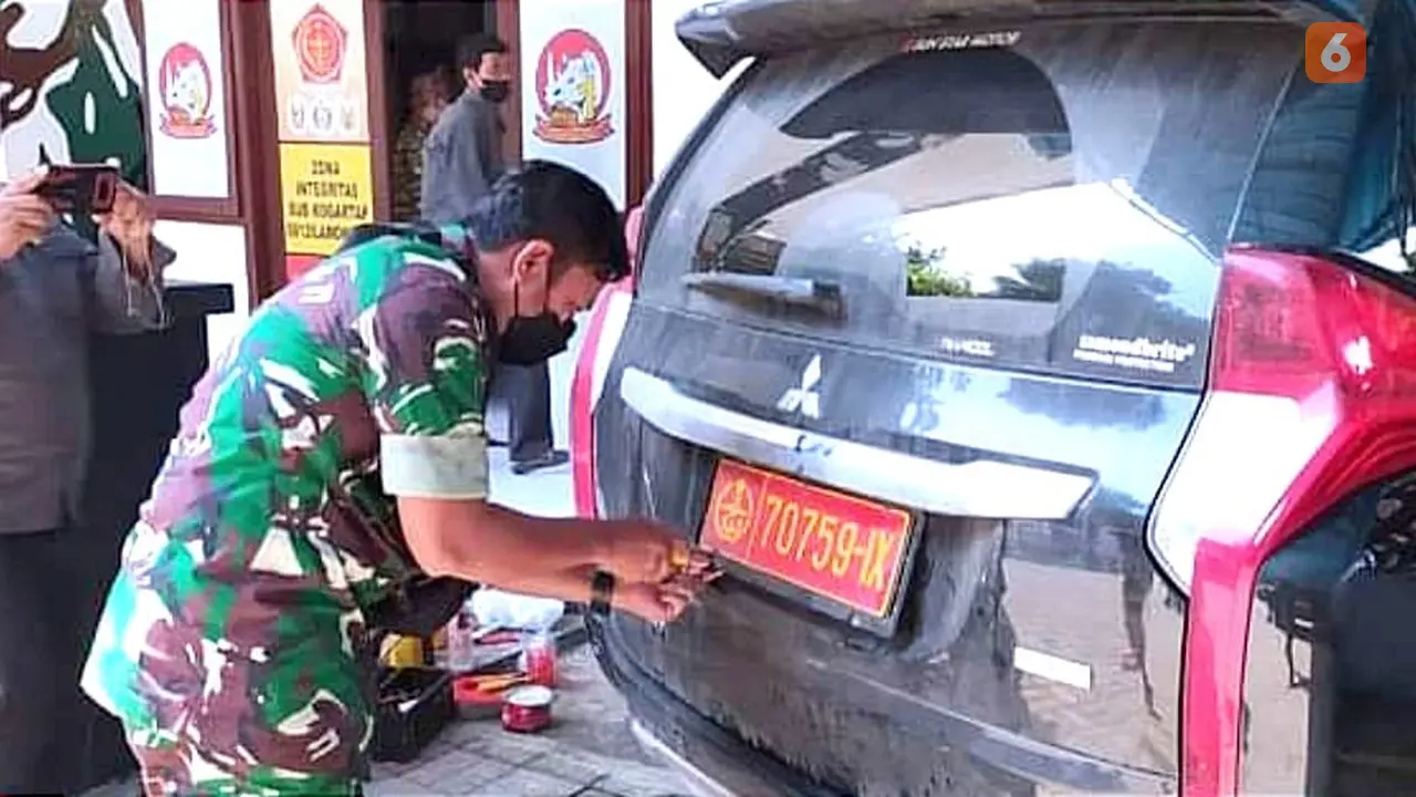 Kendaraan berplat nomor TNI yang digunakan pengacara  (Liputan6.com/Istimewa)