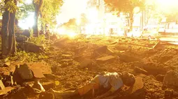 Kebocoran gas menyebabkan lima ledakan yang menewaskan sedikitnya 22 orang dan melukai lebih dari 200 warga, Taiwan, Jumat (1/8/14). (REUTERS/Stringer)