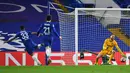 Bek Chelsea, Emerson Palmieri (kiri) melepaskan tendangan yang berbuah gol kedua timnya ke gawang Atletico Madrid dalam laga leg kedua babak 16 besar Liga Champions 2020/2021 di Stamford Bridges, London, Rabu (17/3/2021). Chelsea menang 2-0 atas Atletico Madrid. (AFP/Ben Stansall)
