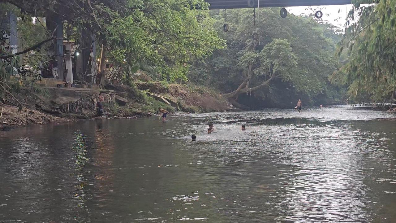 Ciliwung Surut 30–50 Cm di Depok, Remaja Depok Berenang