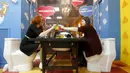 Pengunjung saat berada di Toilet Cafe di pusat kota Moskow, Rusia (30/10/2015). Cafe ini memiliki tema interior menyerupai toilet dan menyajikan peralatan seperti yang ada di kamar mandi kecil. (REUTERS/Sergei Karpukhin)