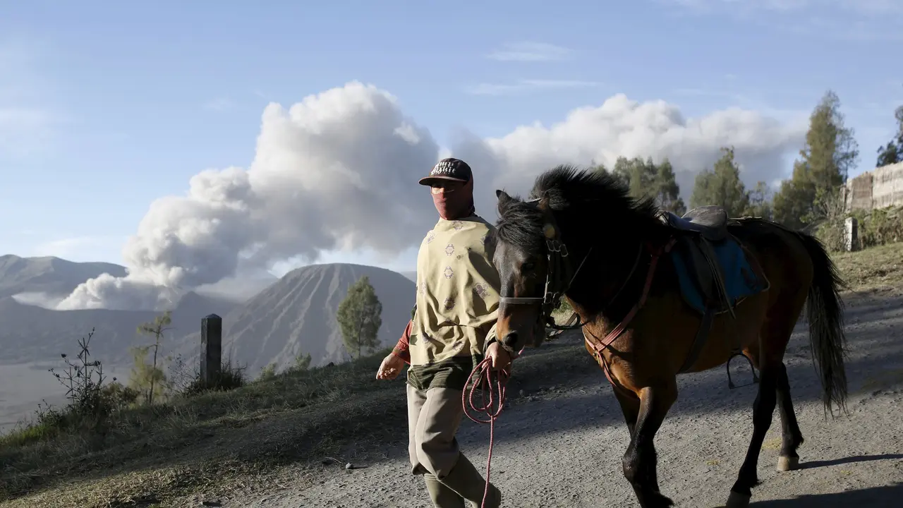 20160106-Erupsi Gunung Bromo Jadi Objek Wisata Dadakan-Jatim