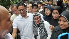 Cawagub DKI Jakarta, Sandiaga Uno menyapa warga saat sosialisasi kampanye di Jalan Petojo Binatu, Jakarta Pusat, Jumat (17/3). Selain meminta dukungan dan doa, Sandiaga memaparkan program KJP Plus ke warga bila terpilih nanti. (Liputan6.com/Yoppy Renato)