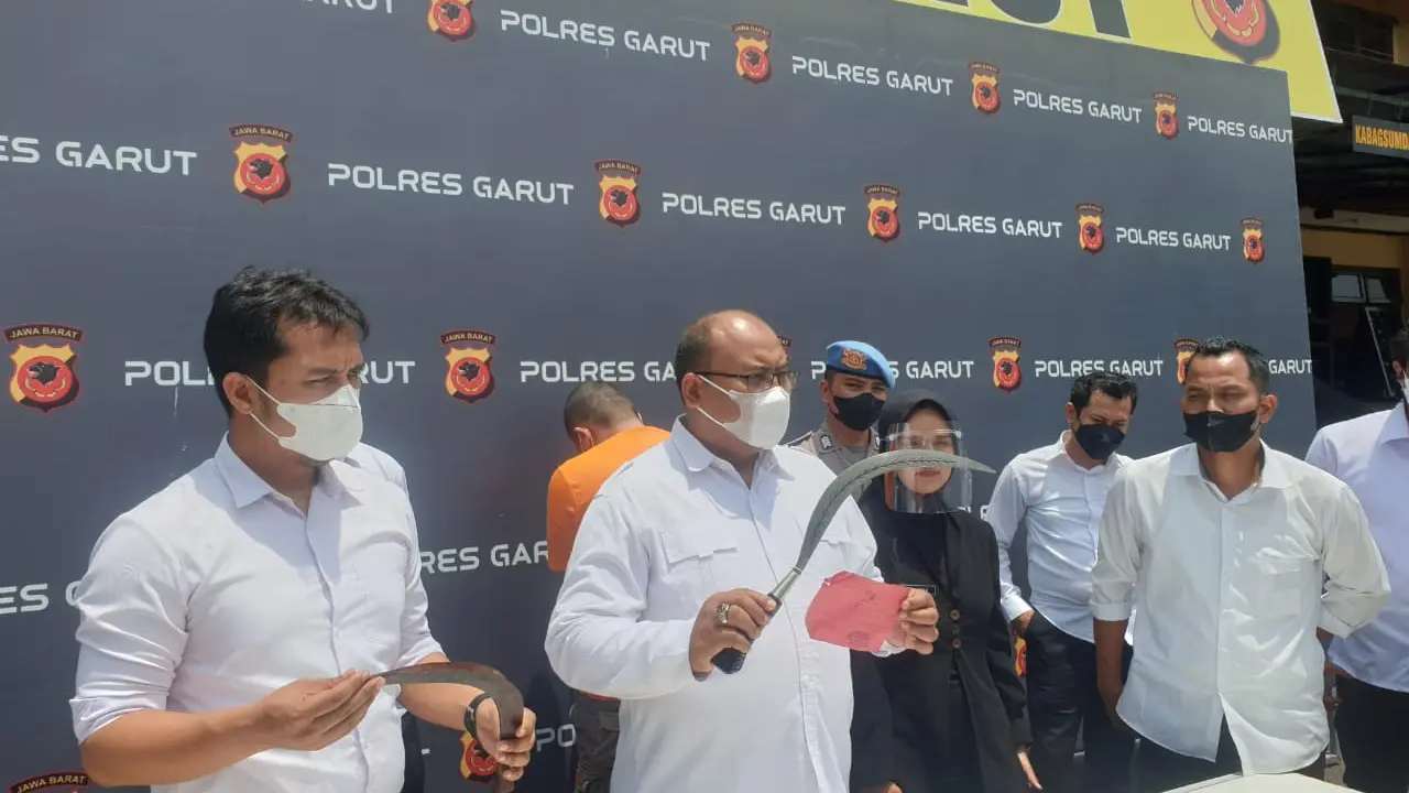 Tim Sancang Polres Garut menunjukan senjata tajam jenis clurit yang digunakan tersangka Ocol, residivis kasus pembunuhan di Garut November 2021 lalu.