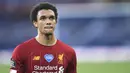 Bek Liverpool, Trent Alexander-Arnold , tampak kecewa usai gagal mengalahkan Everton pada laga Premier League di Stadion Goodison Park, Minggu (21/6/2020). Laga Derbi Merseyside edisi ke-236 itu berakhir 0-0. (AP/Peter Powell)