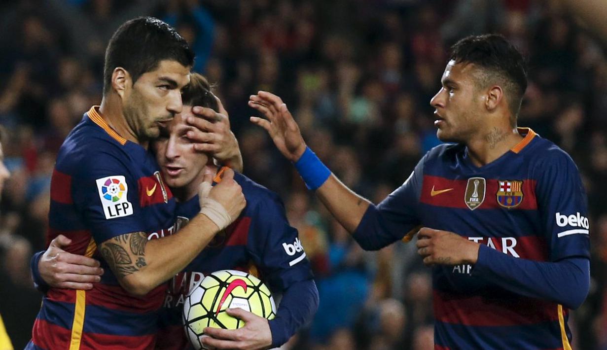 Pemain Barcelona, Luis Suarez, Lionel Messi dan Neymar merayakan gol saat melawan Sporting Gijon pada lanjutan La Liga Spanyol di Stadion Camp Nou, Barcelona, Sabtu (23/4/2016). (Reuters/Albert Gea)