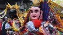 Patung yang dipadukan musik elektronik dan adat istiadat masyarakat ditampilkan di lapangan di Pulau Meizhou, Kota Putian, Provinsi Fujian, China, 25 Oktober 2020. Kepercayaan dan adat istiadat Mazu dimasukkan dalam Daftar Warisan Budaya Takbenda kategori Kemanusiaan UNESCO. (Xinhua/Wei Peiquan)