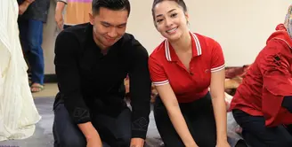 Nikita Willy bertugas untuk memotong daging dan dimasukkan ke plastik sebelum dibagikan kepada orang yang kurang mampu.