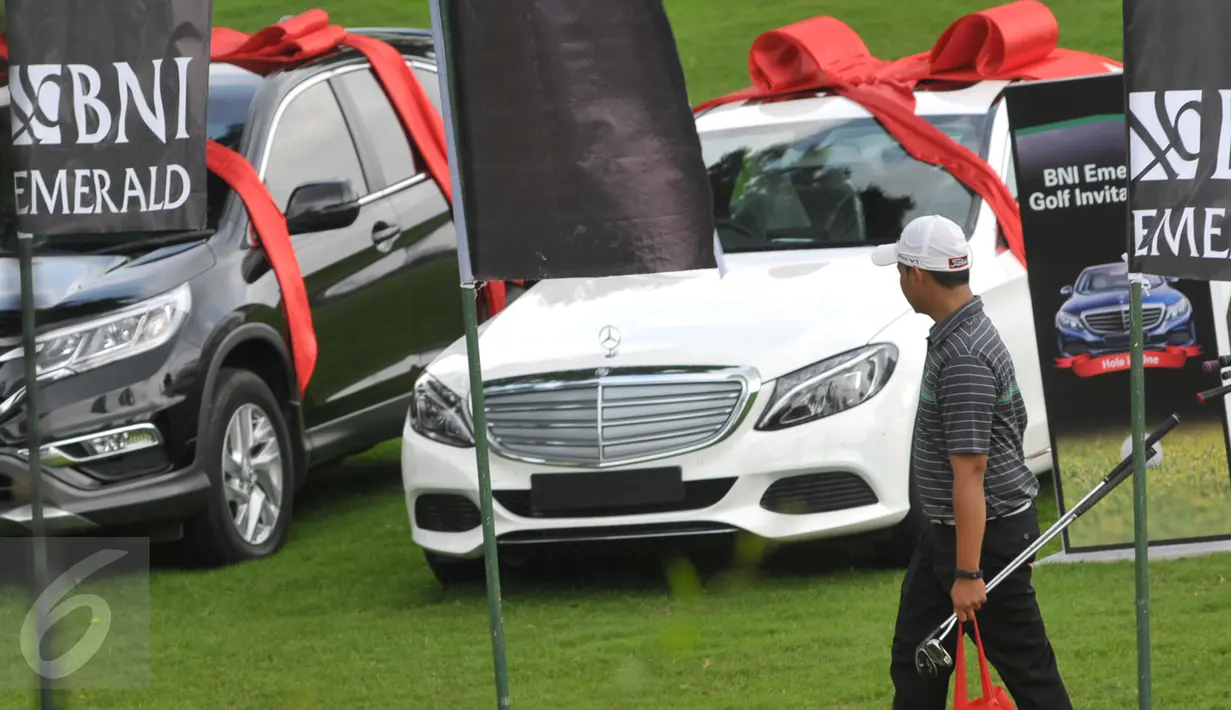 Turnamen BNI Emerald Golf Invitational berhadiah mobil mewah, Jakarta, Minggu, (20/12/15). Turnamen tersebut diikuti oleh 144 nasabah BNI. (Liputan6.com/Faisal R Syam) 