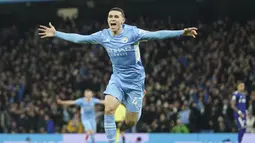 Manchester City unggul 1-0 melalui Phil Foden pada menit ke-8. Gol tersebut sekaligus menjadi gol ke-500 The Citizens di tangan Pep Guardiola. Ia menjadi pelatih tercepat yang megoleksi 500 gol di Liga Inggris hanya dari 207 laga, mematahkan rekor Jurgen Klopp dalam 234 laga. (AP/Jon Super)