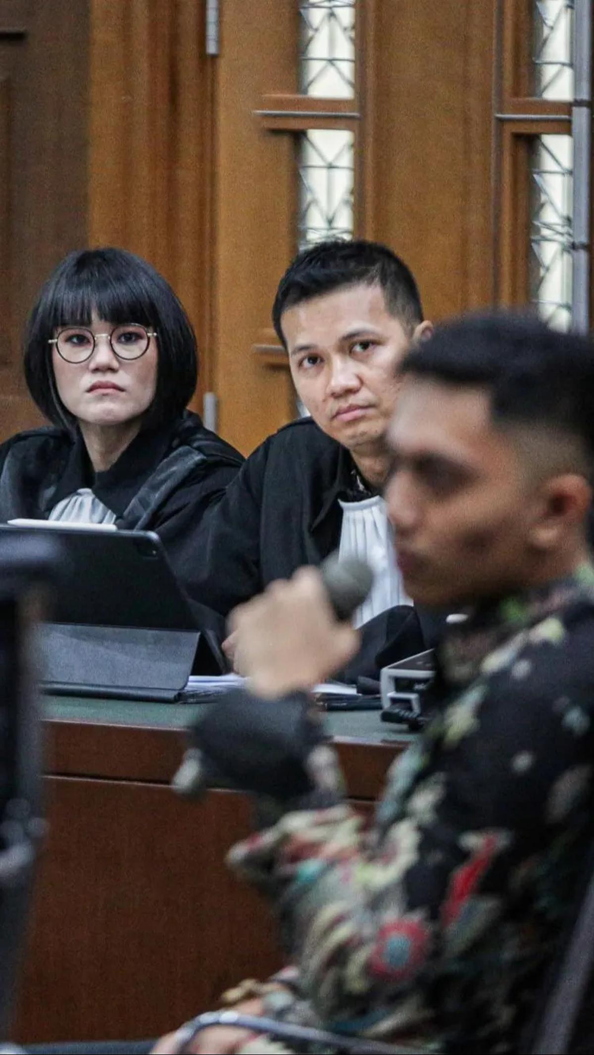 Dari kesepakatan tersebut, Mario tetap bersaksi untuk ayahnya tanpa mengucap sumpah.