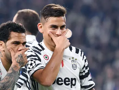 Pemain Juventus, Paulo Dybala (kanan)  merayakan golnya Dani Alves saat melawan FC Porto pada Babak 16 Besar Liga Champions di Juventus Stadium, (14/3/2017). Juventus menang 1-0. (EPA/Alessandro Di Marco)