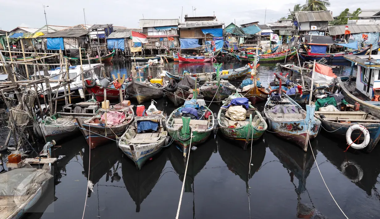 Sejumlah perahu nelayan bersandar di dermaga Tempat Pelelangan Ikan Cilincing, Jakarta Utara, Rabu (8/2). (Fery Pradolo/Liputan6.com)