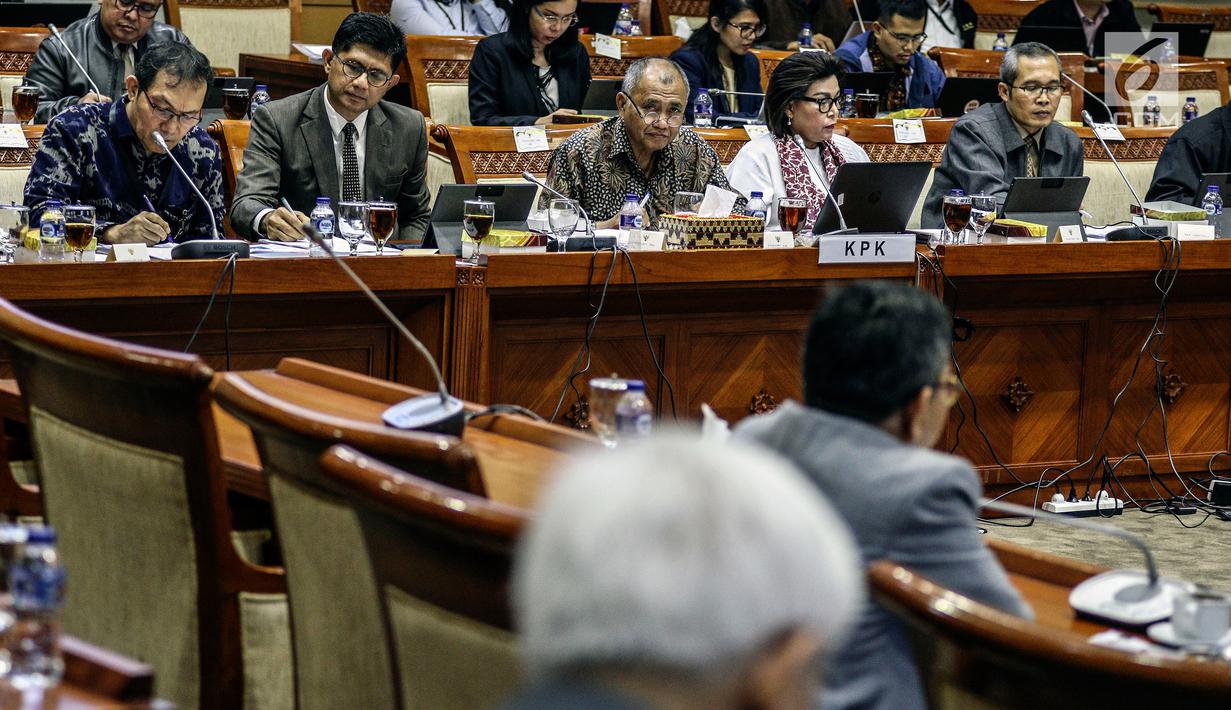 Ketua KPK Agus Rahardjo (tengah) bersama Wakill Pimpnan KPK, Saut Situmorang, Laode Muhammad Syarif, Basaria Panjaitan, dan Alexander Marwata mengikuti Rapat Dengar Pendapat dengan Komisi III DPR, Jakarta, Senin (23/7). (Liputan6.com/Johan Tallo)