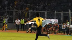 Salah satu suporter yang menyaksikan laga persahabatan ISL All Stars vs Juventus nekat memasuki lapangan Stadion GBK, Jakarta, (6/8/2014). (Liputan6.com/Helmi Fithriansyah)