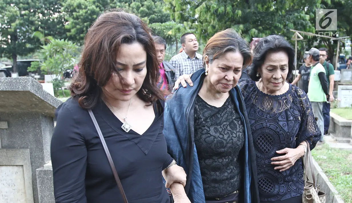Istri Almarhum Benny Panjaitan, Nancy BR Sitompul (tengah) saat tiba TPU Menteng Pulo, Jakarta, Kamis (26/10). Vokalis band Panbers itu meninggal di usia 70 tahun akibat penyakit stroke yang lama dideritanya. (Liputan6.com/Herman Zakharia)