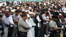 Umat muslim menunaikan salat Jumat di Hagley Park, Kota Christchurch, Selandia Baru, Jumat (22/3). Ibadah itu digelar satu minggu selepas serangan mengerikan terhadap dua masjid di kota Christchurch yang menewaskan 50 orang. (AP/Mark Baker)