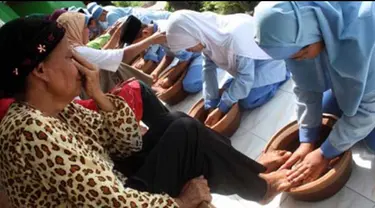 Dalam menghadapi ujian nasional/ para pelajar di Indonesia memiliki ritual tersendiri. Namun, ternyata ada saja ritual unik yang dilakukan setiap tahun. Mulai dari yang wajar sampai yang membingungkan kita. Kira-kira apa saja ritual itu?