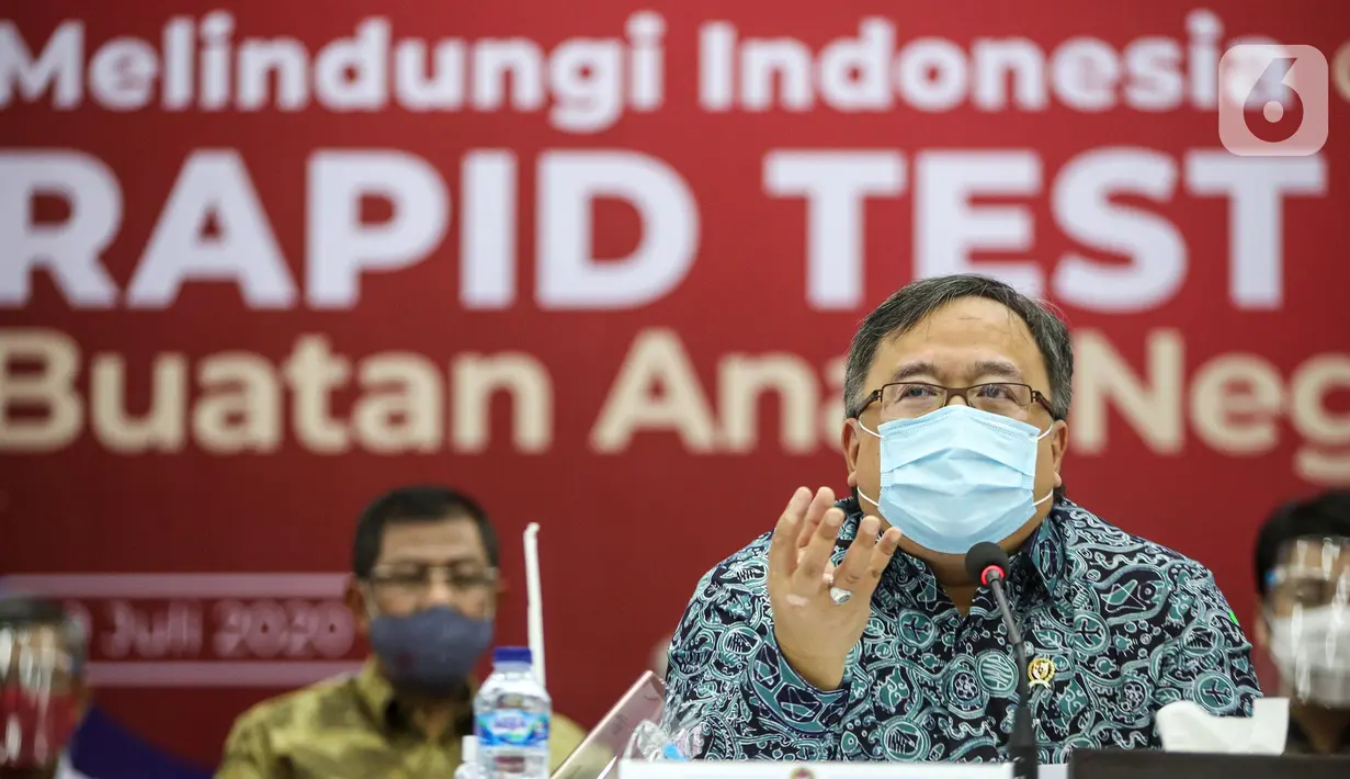 Menteri Riset Teknologi dan Pendidikan Bambang Brodjonegoro memberikan keterangan saat mengikuti Rapid Tes menggunakan alat produksi dalam negeri di Kantor Kemenko PMK, Jakarta, Kamis (9/7/2020). (Liputan6.com/Faizal Fanani)
