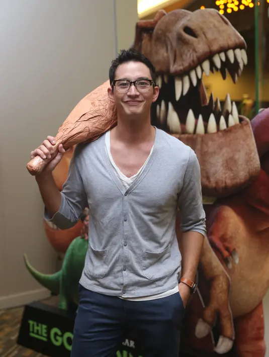 Ditemui usai launching film 'The Good Dinosaur' di XXI Kota Kasablanka, Jakarta, Kamis malam (26/11/2015), Mike Lewis mengaku ia ingin mengajak Kenzou ke negeri Sakura, Jepang, untuk liburan bersama. (Andy Masela/Bintang.com)