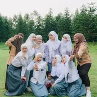 Dinda Hauw baru saja membagikan momen arisan bersama geng Butterfly-nya yang terdiri dari artis dan selebgram hijab. [Foto: IG/asrikasura/ririe_fairuz].