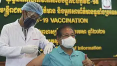 Direktur Kementerian Informasi Kamboja Jenderal Ly Vannhong (kanan) menerima suntikan vaksin COVID-19 Sinovac di Kementerian Informasi selama kampanye inokulasi melawan virus corona di Phnom Penh, Kamboja, Kamis (1/4/2021).  (AP Photo/Heng Sinith)