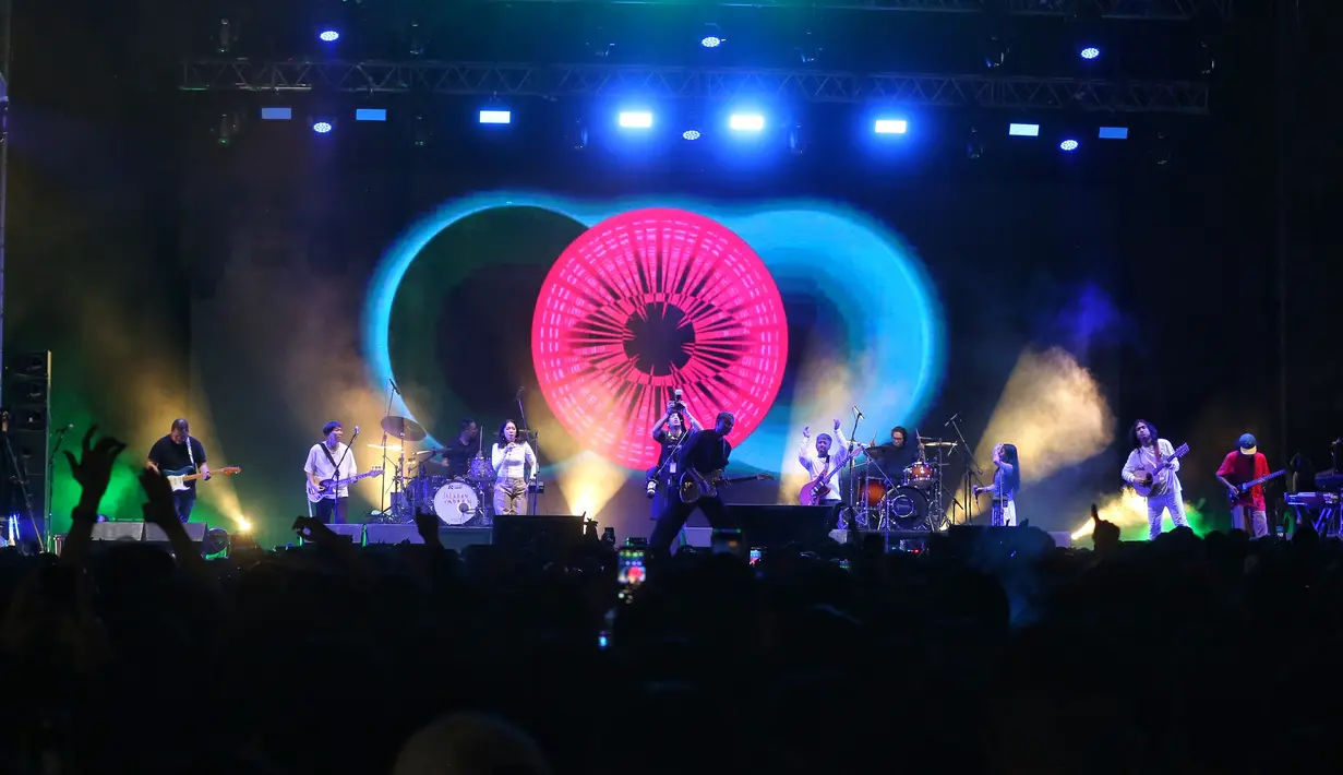 Barasuara x Efek Rumah Kaca di hari pertama The Sounds Project 2024, Jumat (9/8). [Foto: Adrian Putra/Fimela]