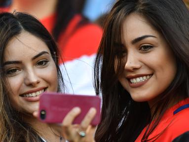Dua Suporter Cantik asal Chili tengah berfoto selfie saat timnya melawan Argentina pada Copa Amerika Centenario 2016 di Stadion Levi's, Santa Clara, California, Amerika Serikat, (7/6/2016) WIB. (AFP/Josh Edelson)