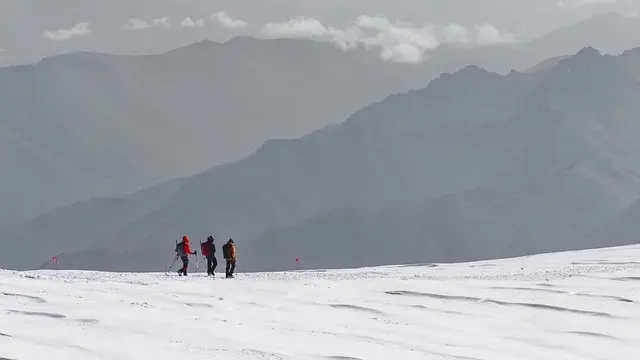 Gunung Elbrus di Rusia, bagian Pegunungan Kaukasus yang punya kerucut kembar