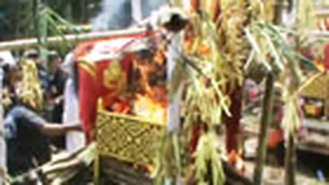 Upacara Ngaben di Goa Raja