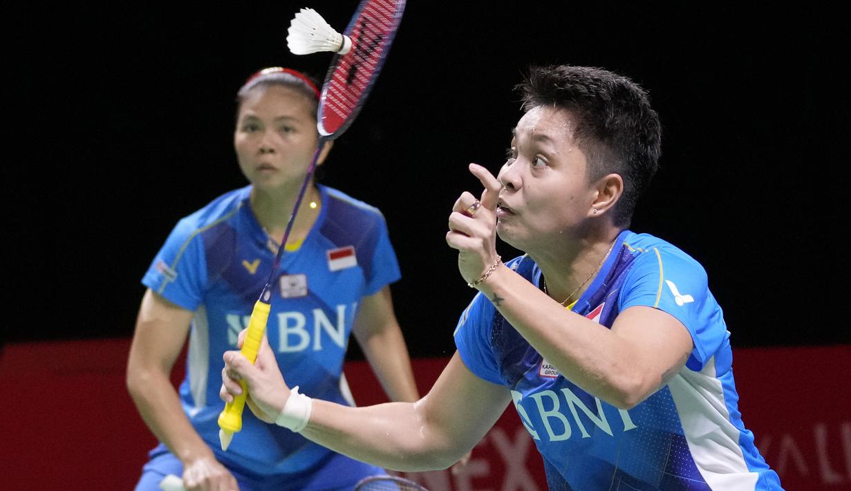 Usai jeda, Greysia/Apriyani mampu mengurangi kesalahan dan beberapa kali melancarkan serangan yang menyulitkan wakil Malaysia. Pasangan nomor 6 dunia itu akhirnya mampu memperkecil selisih angka, bahkan membalikkan kedaan dan mengunci kemenangan di gim pertama dengan skor 21-18. (AP/Dita Alangkara)