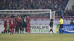 Pemain Timnas Indonesia Marc Klok (kanan) melakukan protes ke hakim garis usai Dendy Sulistyawan dijatuhkan pemain Vietnam di dalam kotak penalti saat laga leg kedua semifinal Piala AFF 2022 yang berlangsung di My Dinh Stadium, Hanoi, Senin (9/1/2023). (AP Photo/Nguyen Manh Quan)