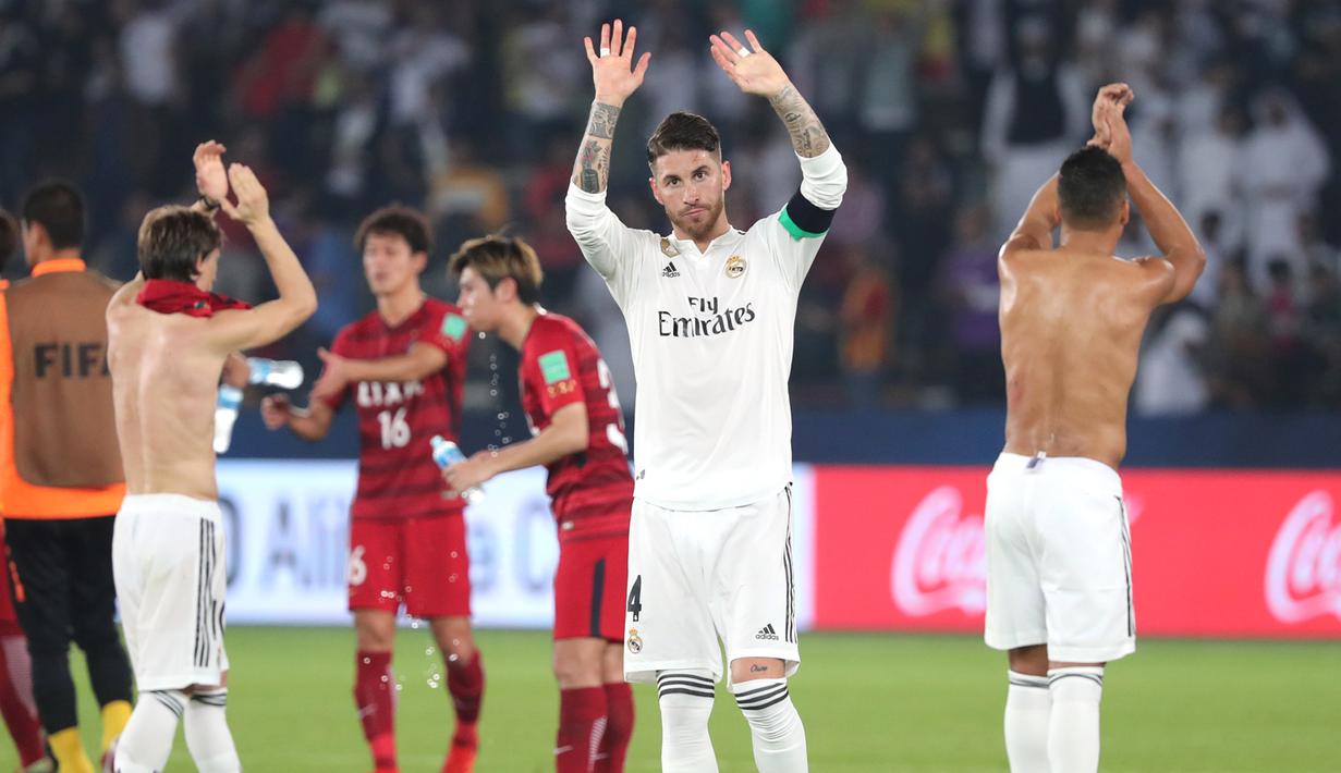Kapten Real Madrid, Sergio Ramos, menyapa suporter usai mengalahkan Kashima Antlers pada laga Piala Dunia Antarklub di Stadion Zayed Sports City, Abu Dhabi, Rabu (19/12). Madrid menang 3-1 atas Kashima. (AFP/Giuseppe Cacace)