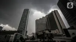 Gedung-gedung di kawasan Bundaran Hi, Jakarta, Sabtu (13/11/2021). Badan Meteorologi Klimatologi dan Geofisika (BMKG) melansir peringatan terbaru yang berlaku 7-9 November 2021 soal peringatan cuaca ekstrem imbas dari La Nina. (Liputan6.com/Faizal Fanani)