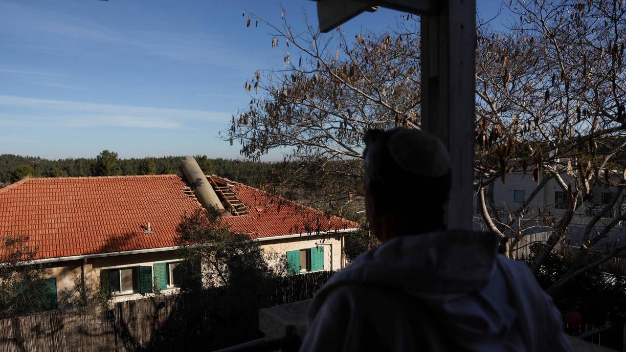 Rudal Houthi Yaman mendarat di rumah warga Israel