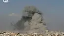 Asap membumbung tinggi setelah serangan udara pemerintah Suriah memborbardir Ghouta, pinggiran kota Damaskus, Suriah, Jumat (23/2). Memasuki hari keenam, korban tewas telah mencapai 400 orang. (Ghouta Media Center via AP)